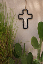 Deko-Wandkreuz aus schwarzen Holzperlen mit Jutekordel