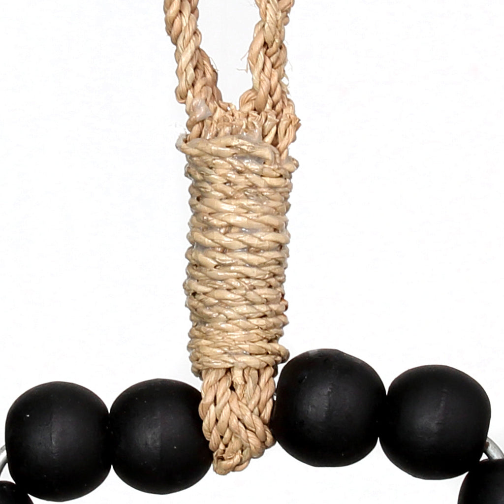 Deko-Wandkreuz aus schwarzen Holzperlen mit Jutekordel