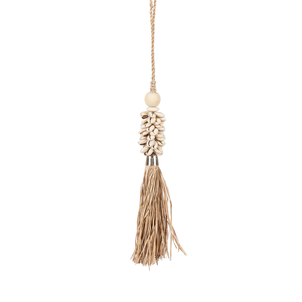 Handgefertigter Wand-Pompon aus Kaurimuscheln und Raffia Natur