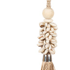 Handgefertigter Wand-Pompon aus Kaurimuscheln und Raffia Natur