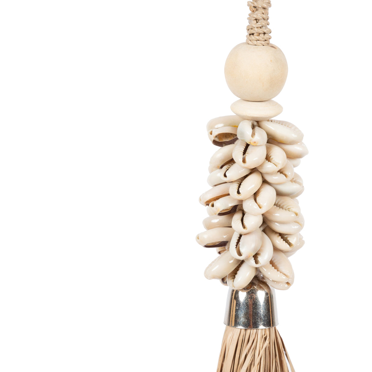 Handgefertigter Wand-Pompon aus Kaurimuscheln und Raffia Natur