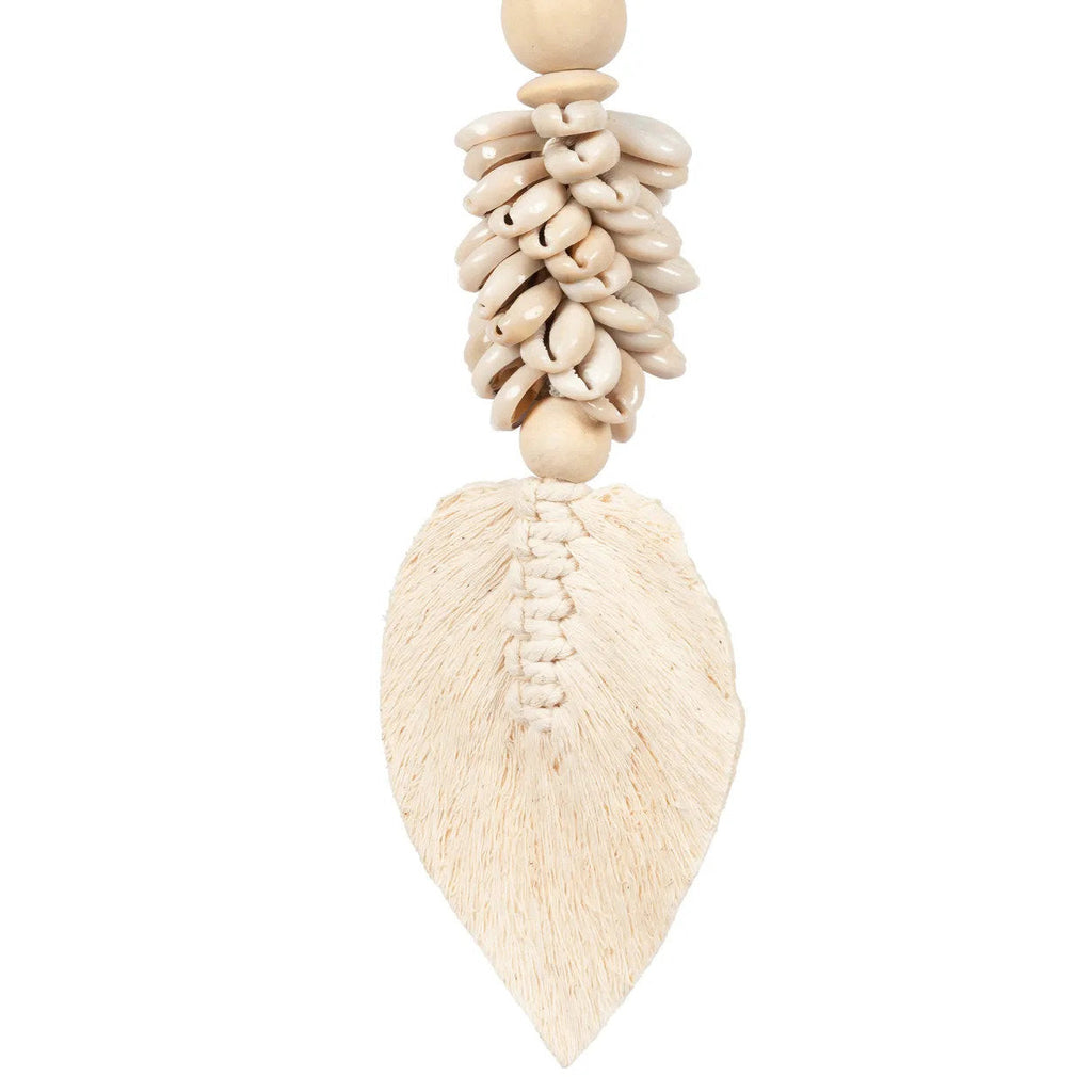 Deko-Quaste aus Naturfasern mit Kaurimuscheln in Ecru – 35x5 cm
