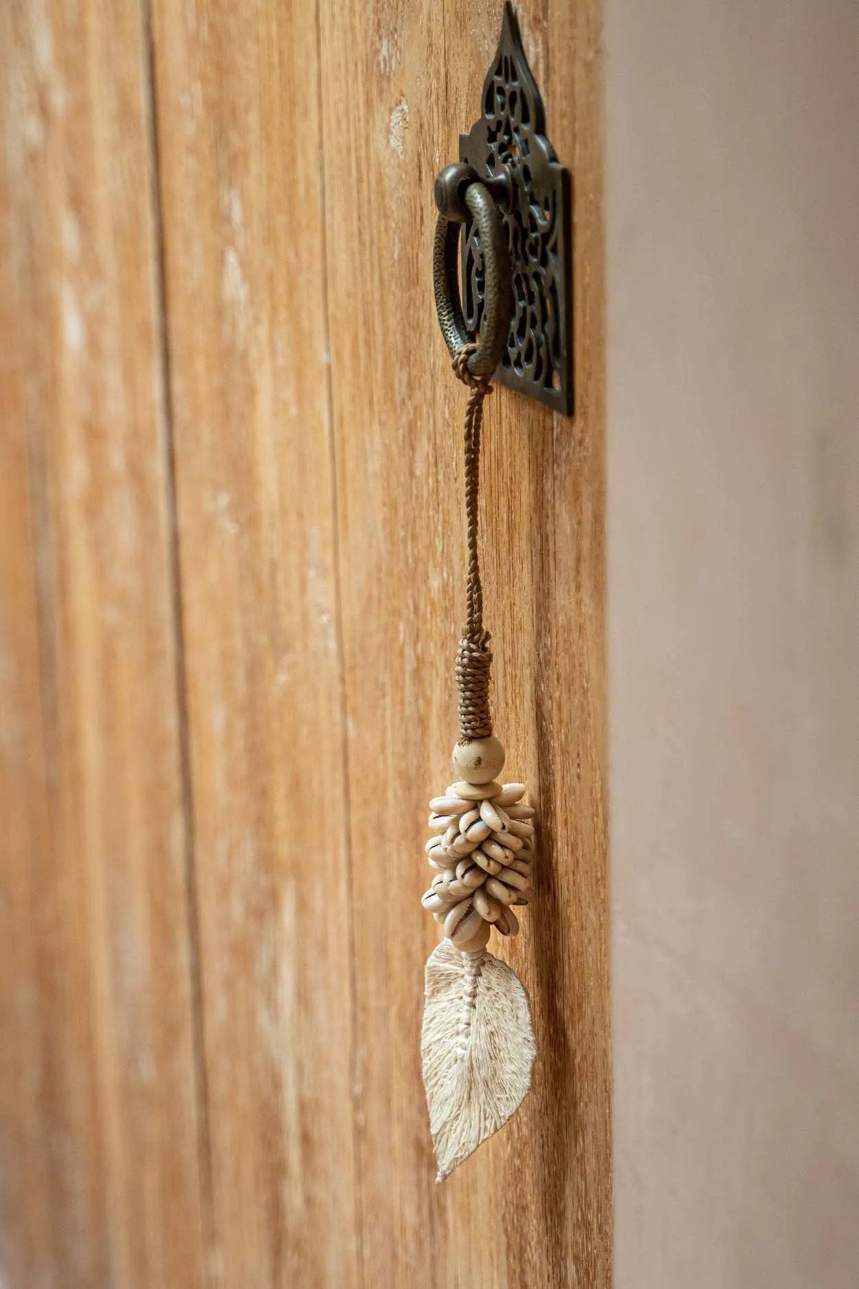 Deko-Quaste aus Naturfasern mit Kaurimuscheln in Ecru – 35x5 cm