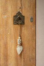 Deko-Quaste aus Naturfasern mit Kaurimuscheln in Ecru – 35x5 cm