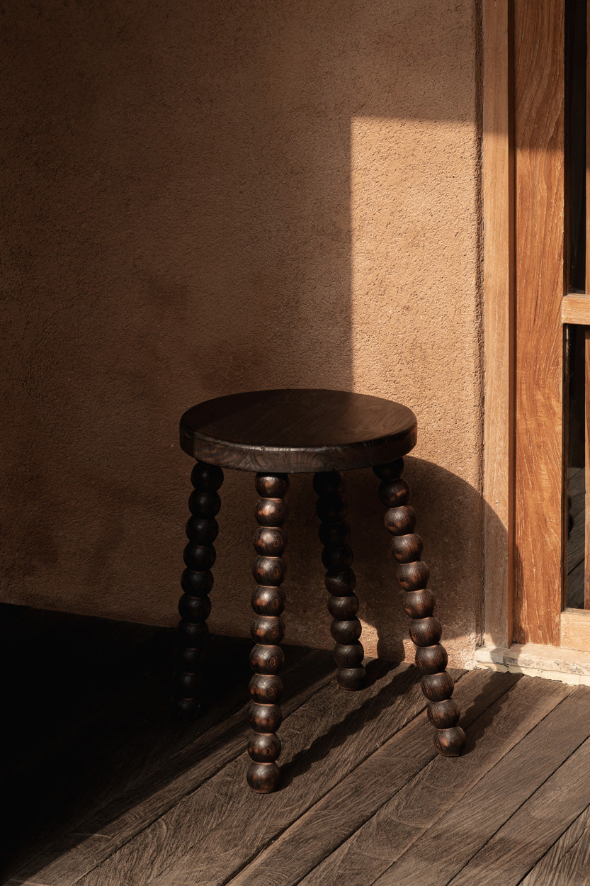 Hocker aus dunklem Mangoholz mit geschnitzten Perlenbeinen – H50 cm