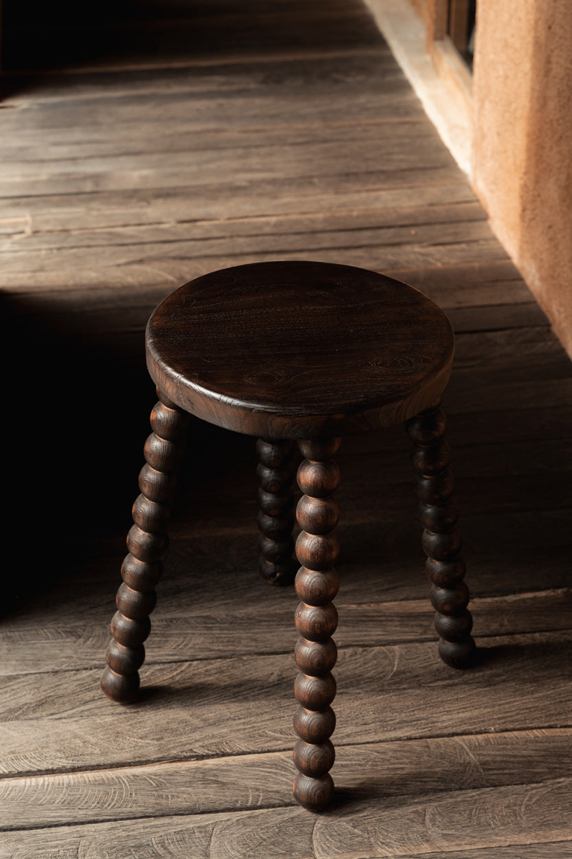 Hocker aus dunklem Mangoholz mit geschnitzten Perlenbeinen – H50 cm