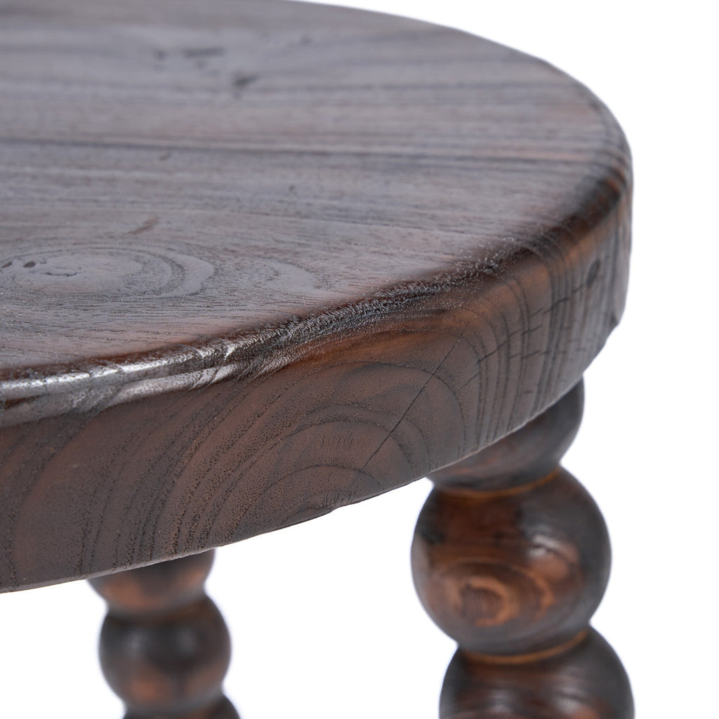 Hocker aus dunklem Mangoholz mit geschnitzten Perlenbeinen – H50 cm