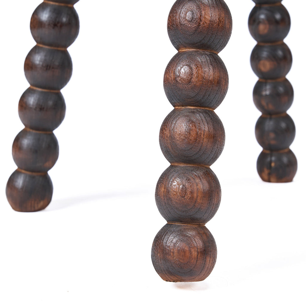 Hocker aus dunklem Mangoholz mit geschnitzten Perlenbeinen – H50 cm