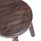 Hocker aus dunklem Mangoholz mit geschnitzten Perlenbeinen – H50 cm