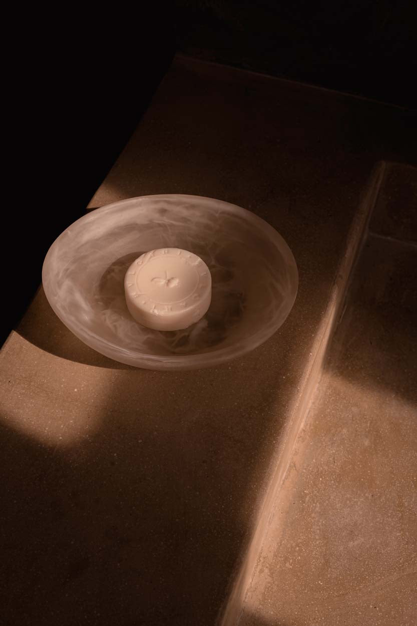 Deko-Schale aus weißem Kunstharz in Alabaster-Optik, organische Form