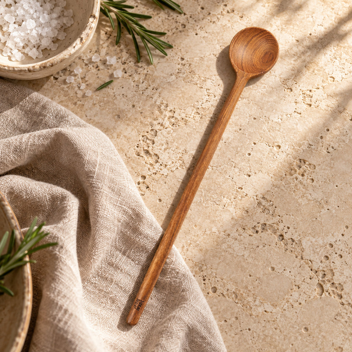 Flacher Löffel aus Teakwurzel mit glatter Oberfläche und sichtbarer Holzmaserung