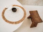 Rundes Platzset aus Raffia und Wasserhyazinthe in Cremeweiß mit Fransen