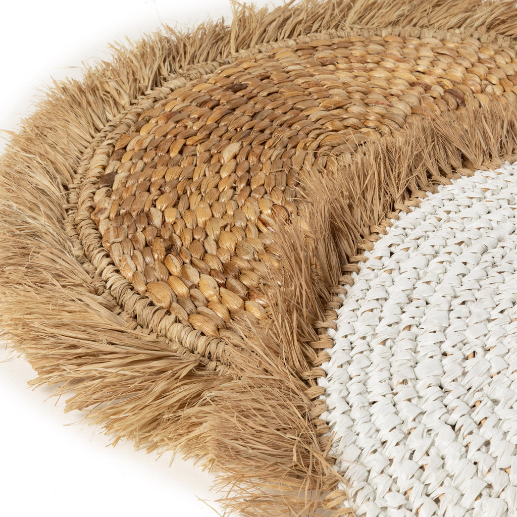 Rundes Platzset aus Raffia und Wasserhyazinthe in Cremeweiß mit Fransen