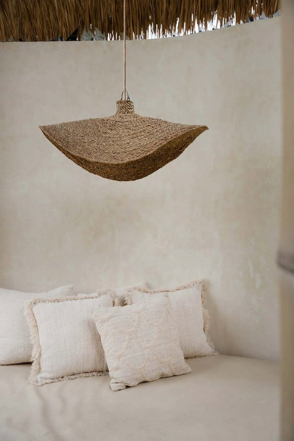 Hängeleuchte aus geflochtener Wasserhyazinthe in Beige, organische Form – Ø 60 cm