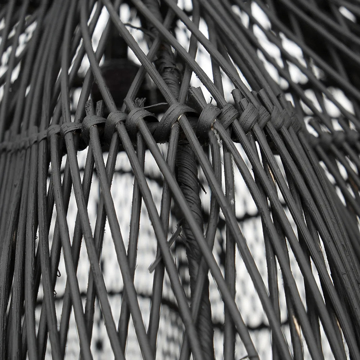 Hängeleuchte aus Rattan in Schwarz durchbrochen Blütenform XL – Ø110 cm