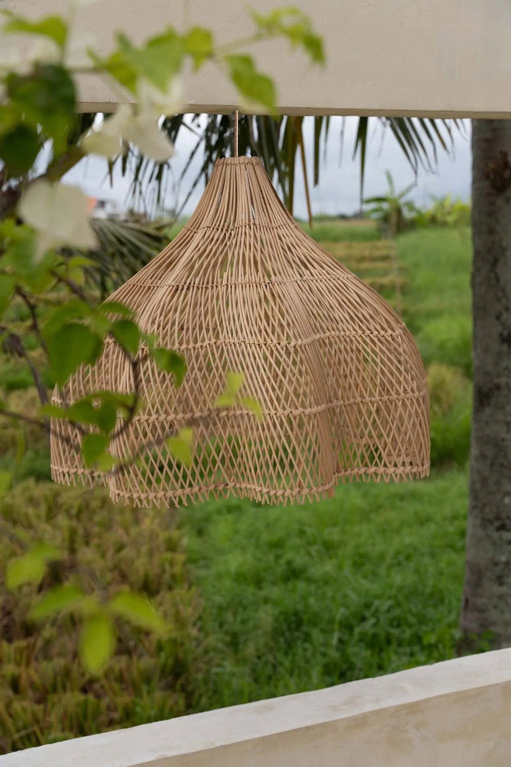 Hängeleuchte aus geflochtenem Rattan Natur in Blütenform mit Durchbruchmuster – Ø60 cm