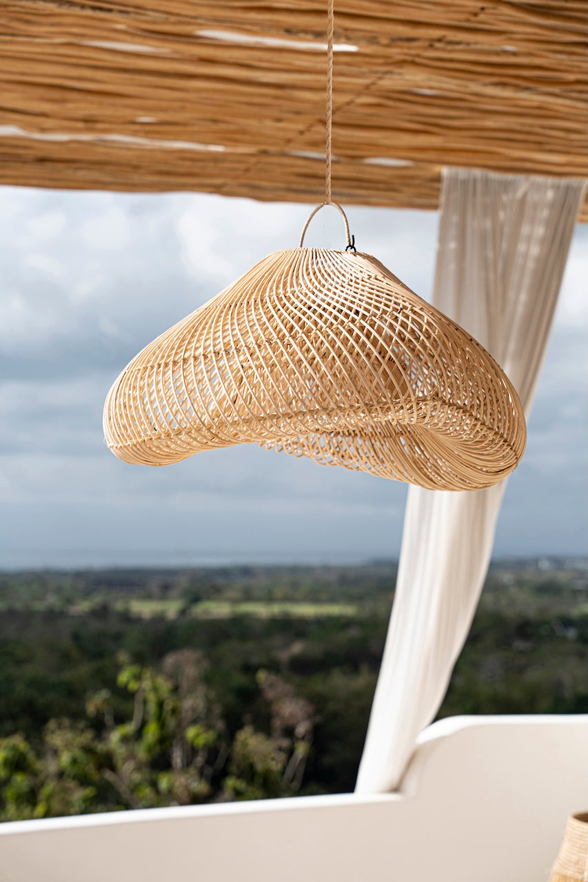Hängeleuchte aus offen geflochtenem Rattan in Wellenform Natur – Ø50 cm