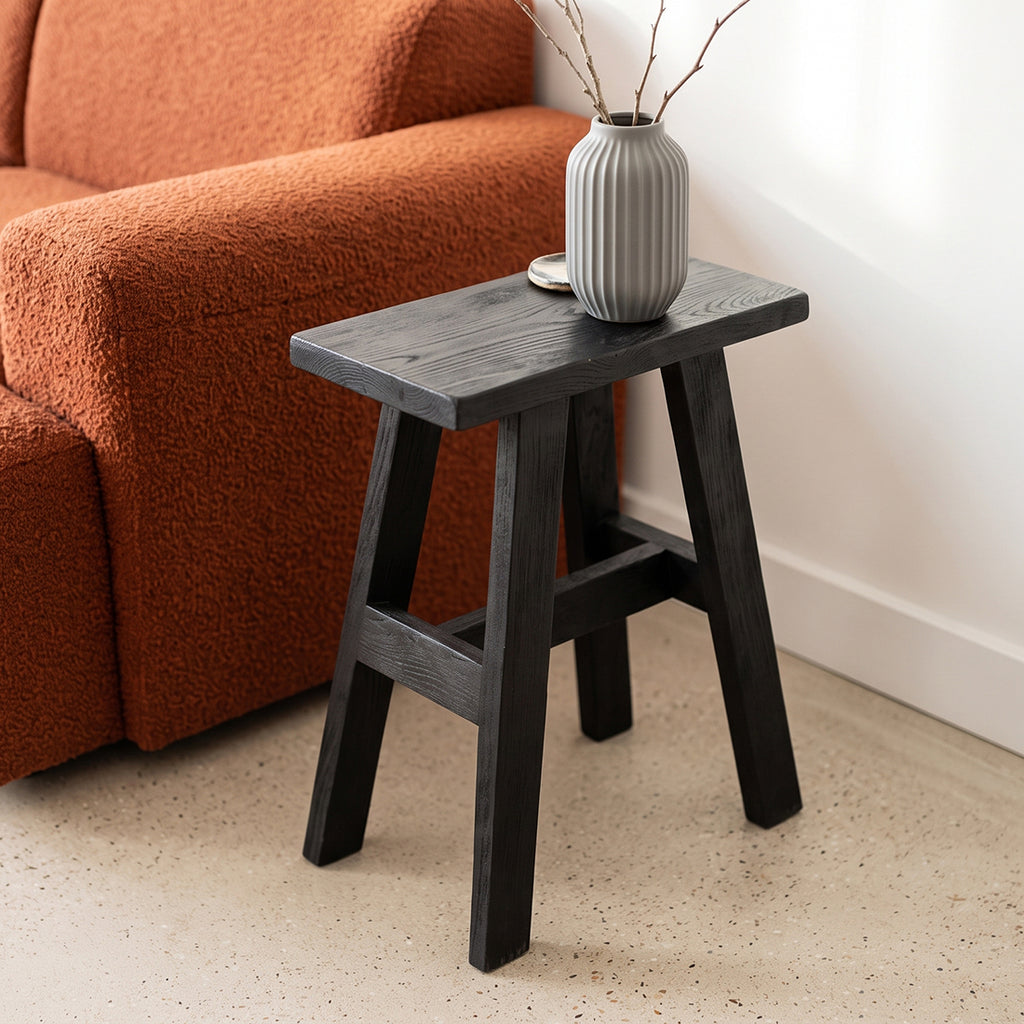 Bank aus schwarzem Recyclingholz in A-Form für Flur oder Wohnzimmer – 45x20 cm