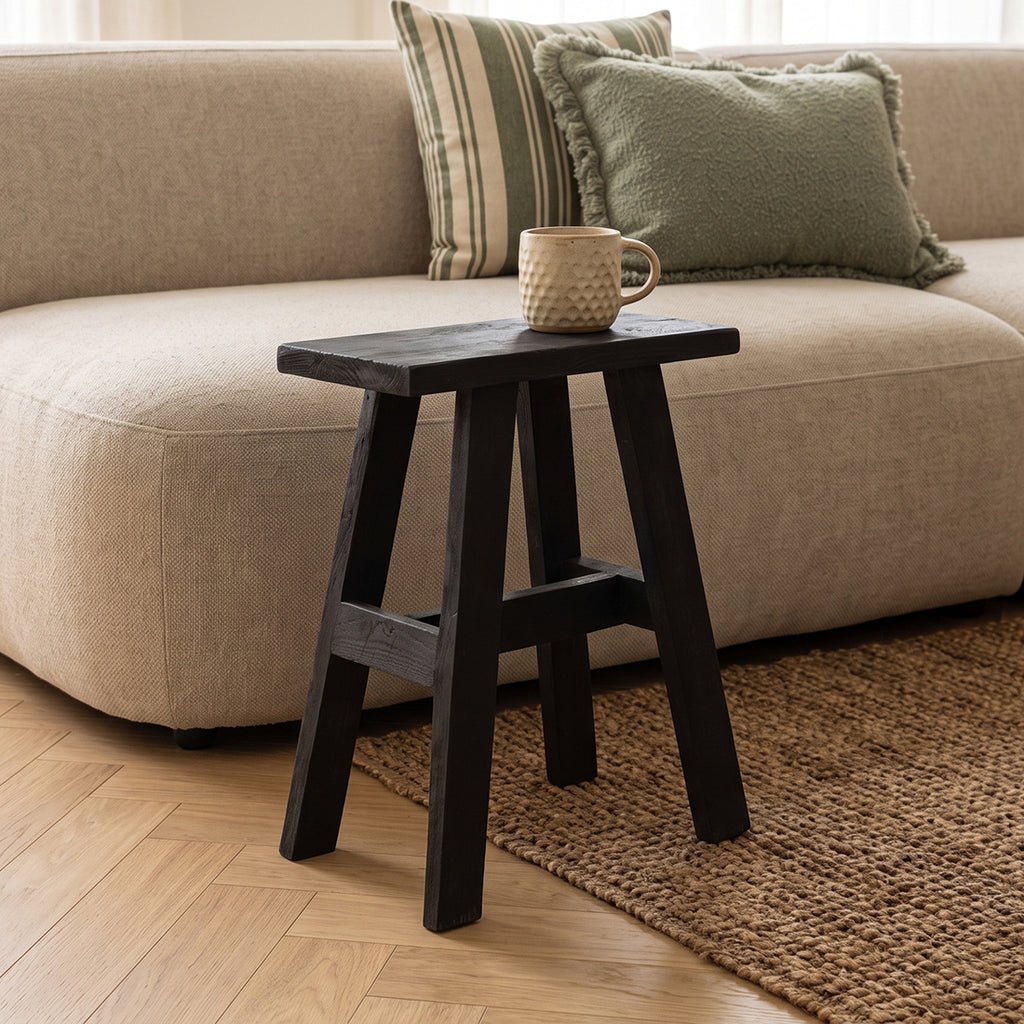 Bank aus schwarzem Recyclingholz in A-Form für Flur oder Wohnzimmer – 45x20 cm
