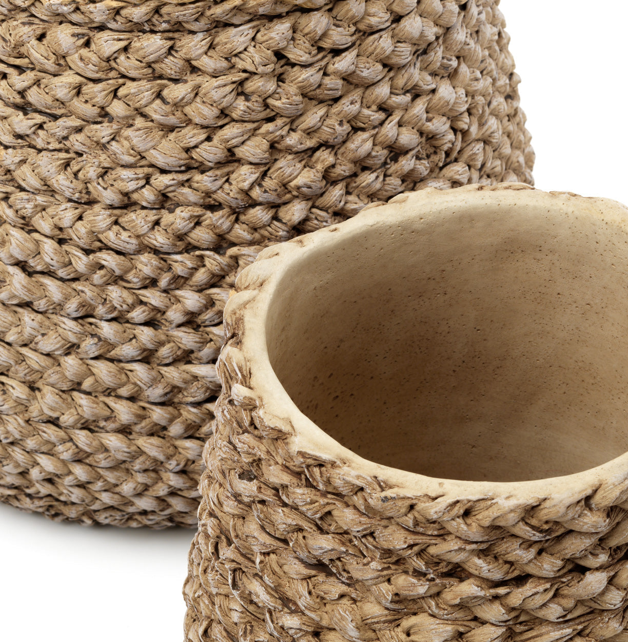 Übertopf aus Beton in Beige mit Flechtoptik – 26x25 cm