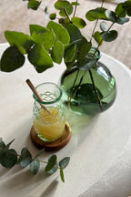 Wasserglas aus recyceltem Glas in Blau mit Rautenrelief