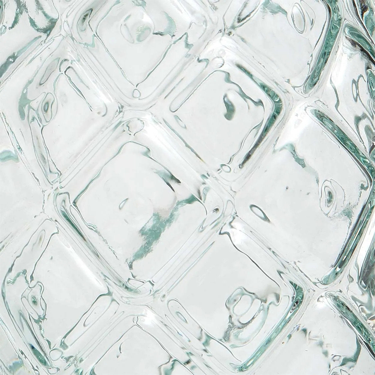 Wasserglas aus recyceltem Glas in Blau mit Rautenrelief