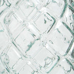 Wasserglas aus recyceltem Glas in Blau mit Rautenrelief