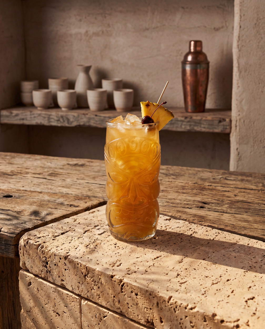 Geschnitztes Tiki-Glas aus blauem Recyclingglas transparent