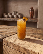 Geschnitztes Tiki-Glas aus blauem Recyclingglas transparent