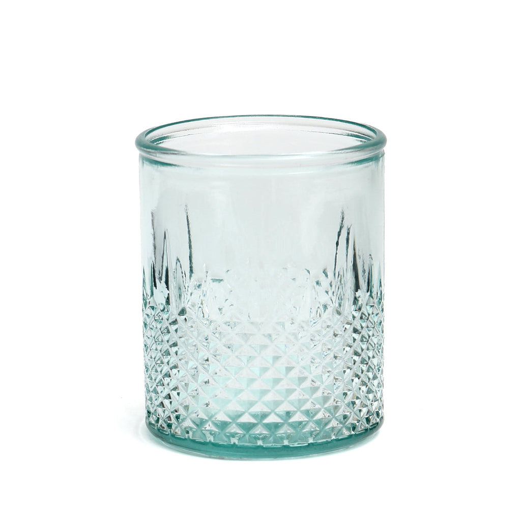 Facettiertes Trinkglas aus blauem Recyclingglas mit strukturiertem Boden