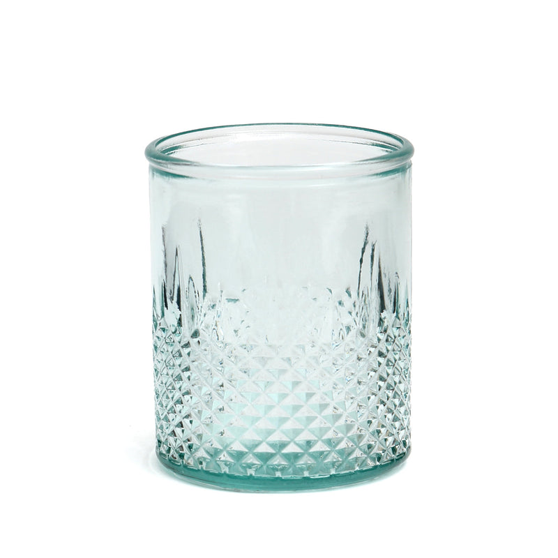 Facettiertes Trinkglas aus blauem Recyclingglas mit strukturiertem Boden