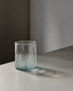 Facettiertes Trinkglas aus blauem Recyclingglas mit strukturiertem Boden