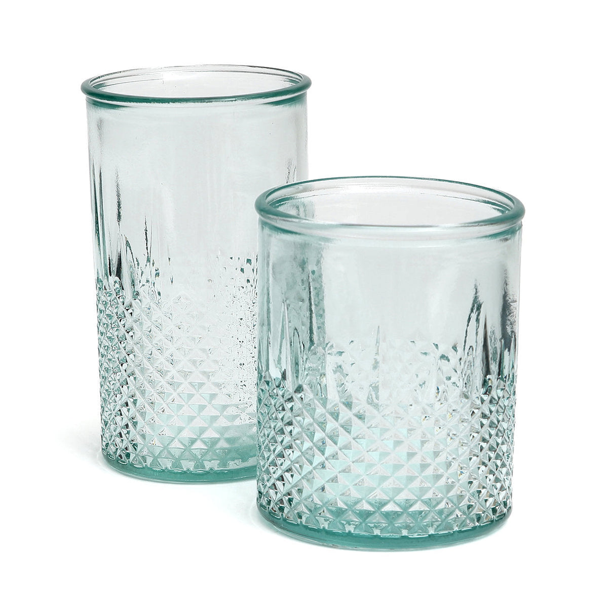 Facettiertes Trinkglas aus blauem Recyclingglas mit strukturiertem Boden