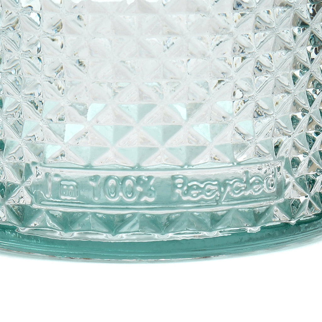 Facettiertes Trinkglas aus blauem Recyclingglas mit strukturiertem Boden