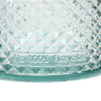 Facettiertes Trinkglas aus blauem Recyclingglas mit strukturiertem Boden
