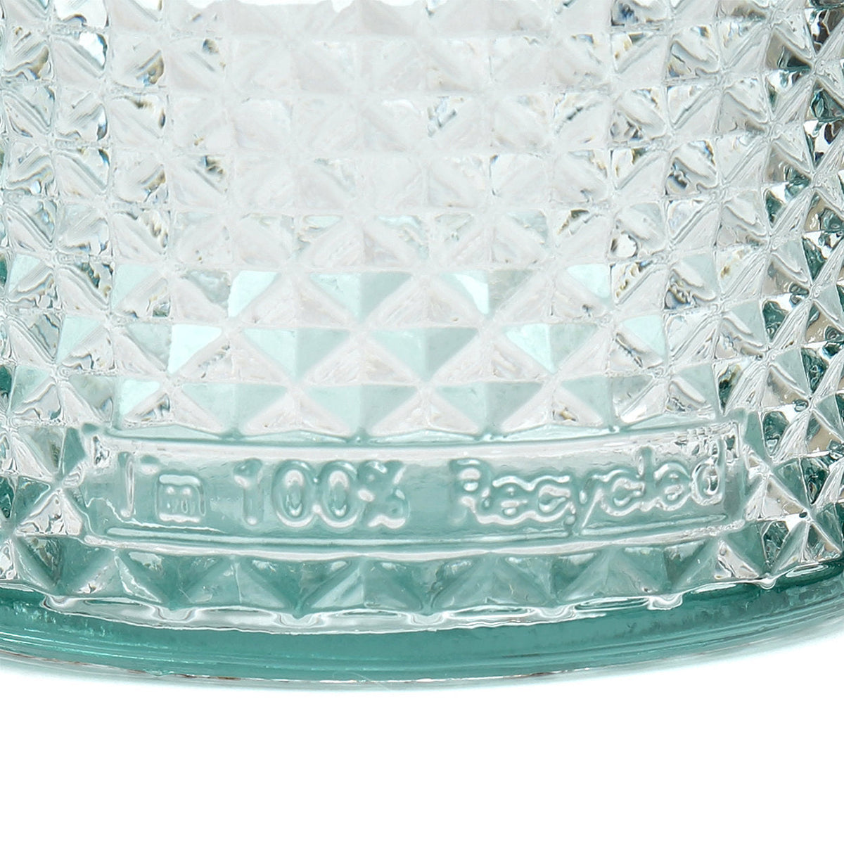 Facettiertes Trinkglas aus blauem Recyclingglas mit strukturiertem Boden