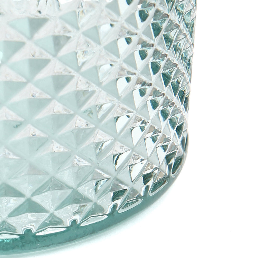 Facettiertes Trinkglas aus blauem Recyclingglas mit strukturiertem Boden