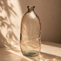Vase aus transparentem Glas in Grau mit gewellter Silhouette – H73 cm