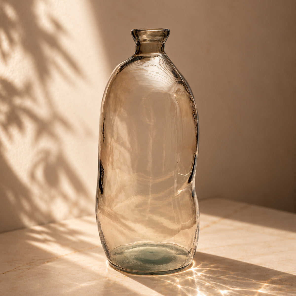 Vase aus transparentem Glas in Grau mit gewellter Silhouette – H73 cm