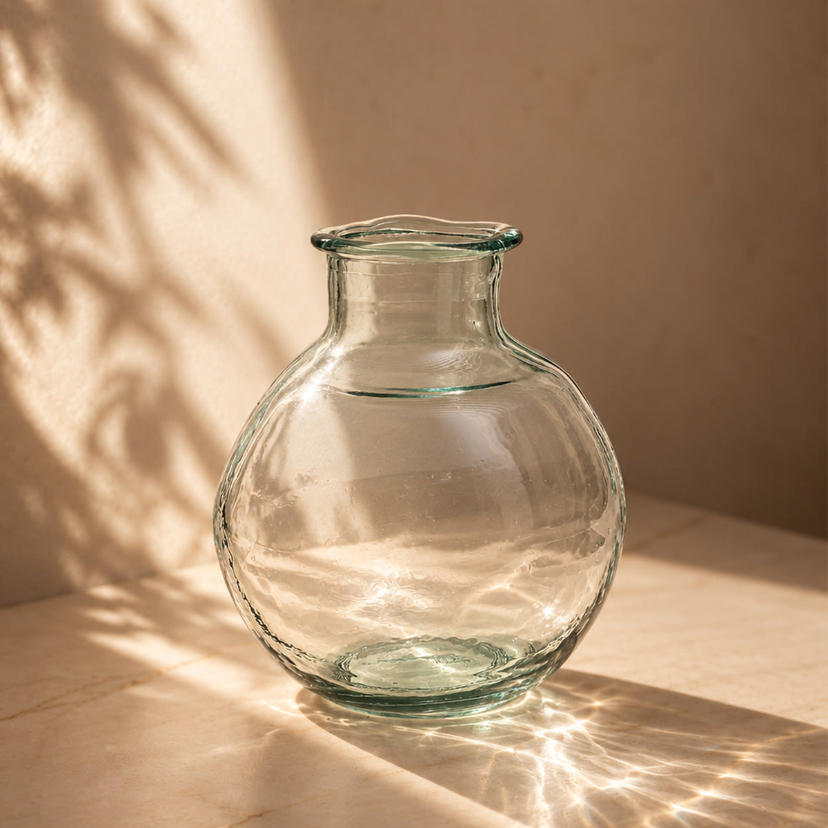 Kugelvase aus Recyclingglas in Transparentblau – H31 cm