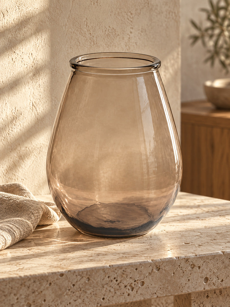 Ovale Vase aus Recyclingglas in transluzentem Braun – H35,5 cm