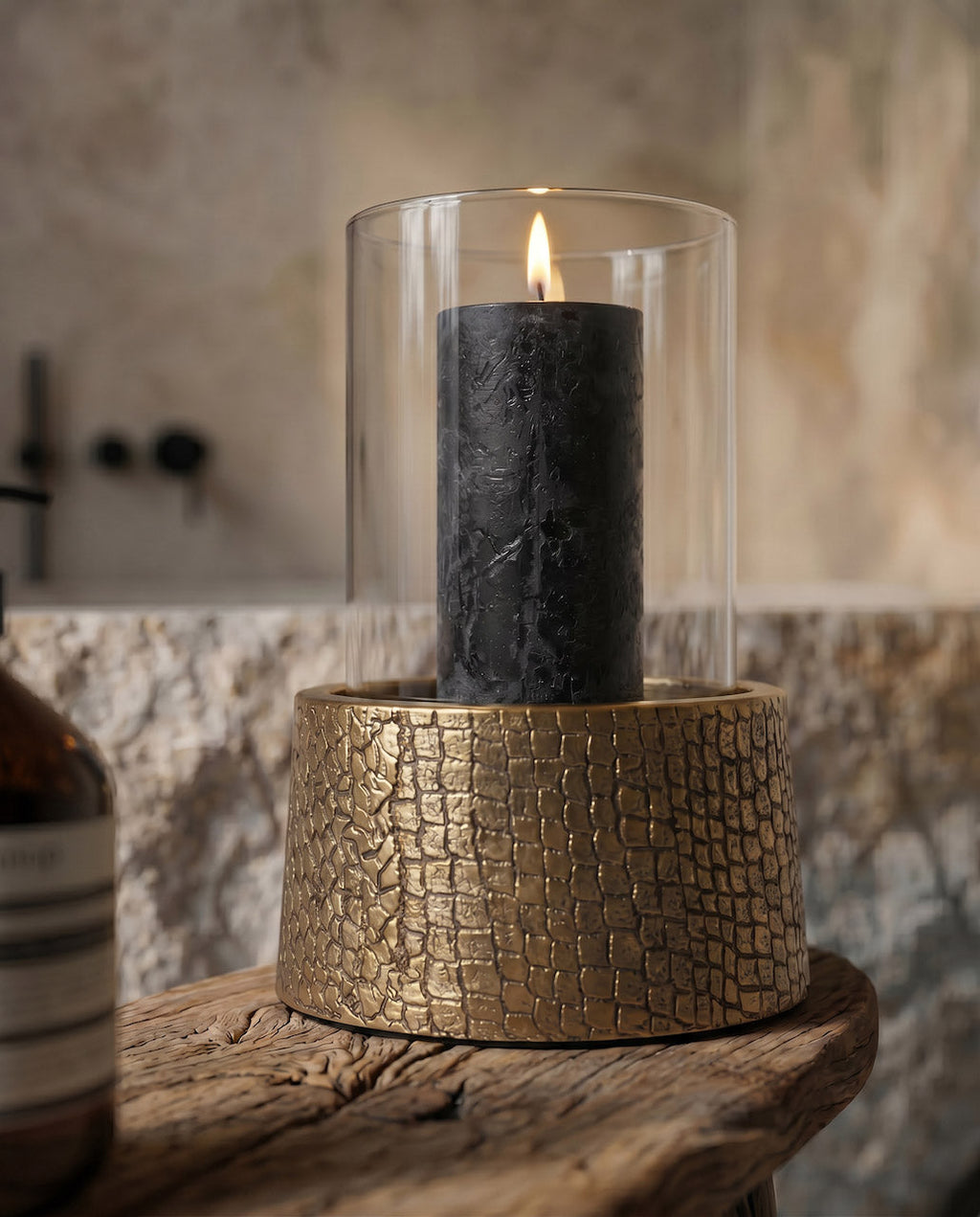 Windlicht aus goldfarbenem Metall in Kroko-Optik mit Glaseinsatz