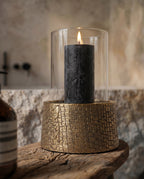 Windlicht aus goldfarbenem Metall in Kroko-Optik mit Glaseinsatz