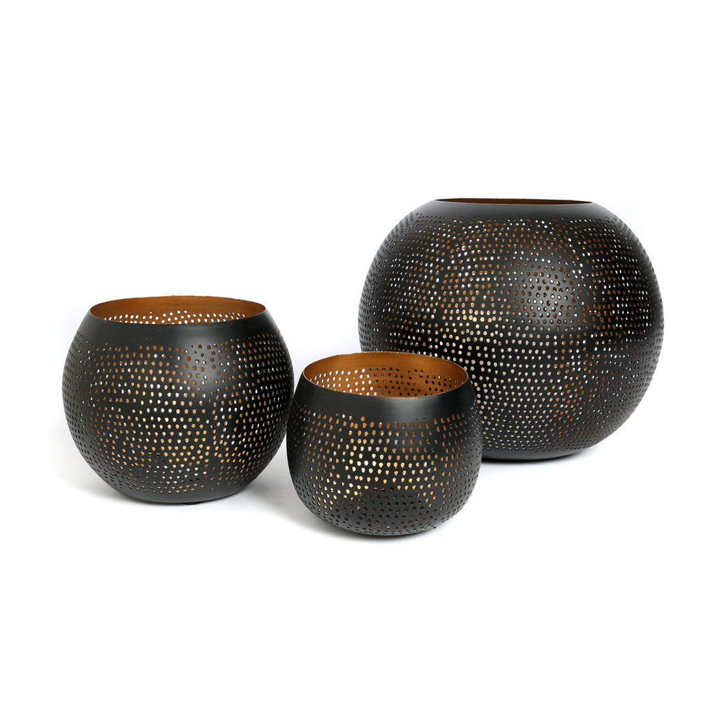 Windlicht aus Messing in Schwarz und Gold, durchbrochene Kugelform