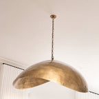 XL Hängeleuchte aus gehämmertem Metall in Messingoptik, gedreht – 100x70 cm