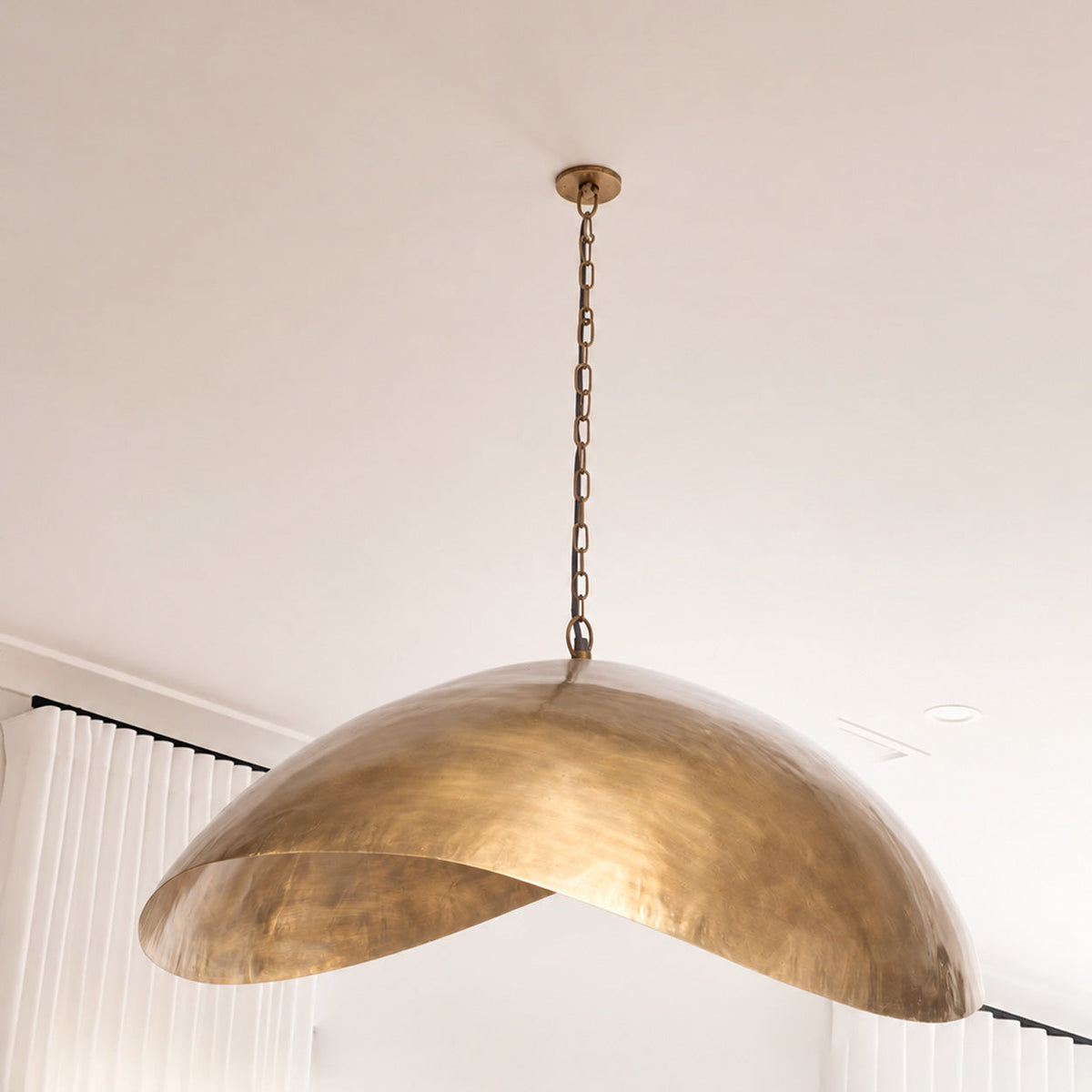 XL Hängeleuchte aus gehämmertem Metall in Messingoptik, gedreht – 100x70 cm