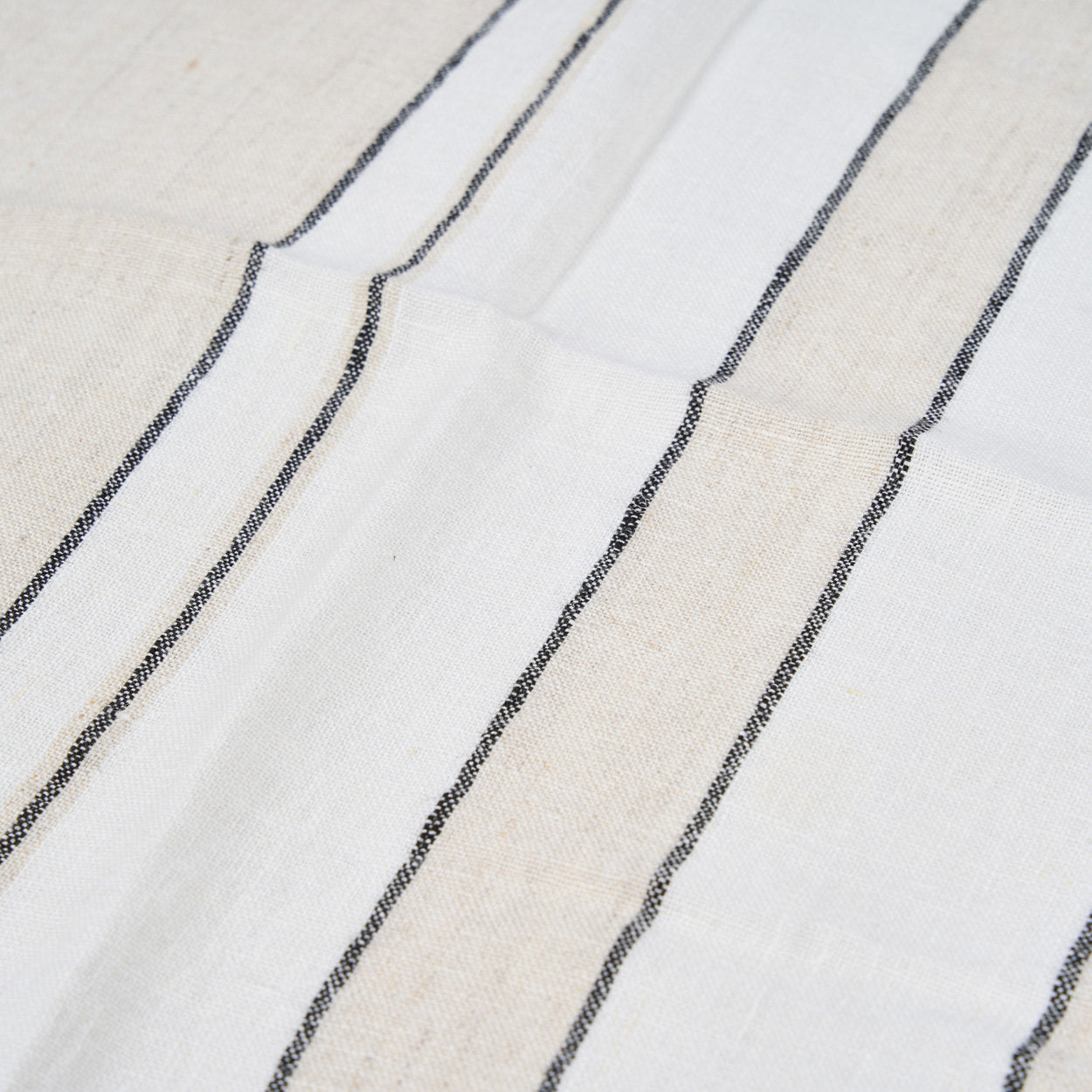 Serviette aus Leinen mit Streifen in Schwarz und Ecru – 45x45 cm