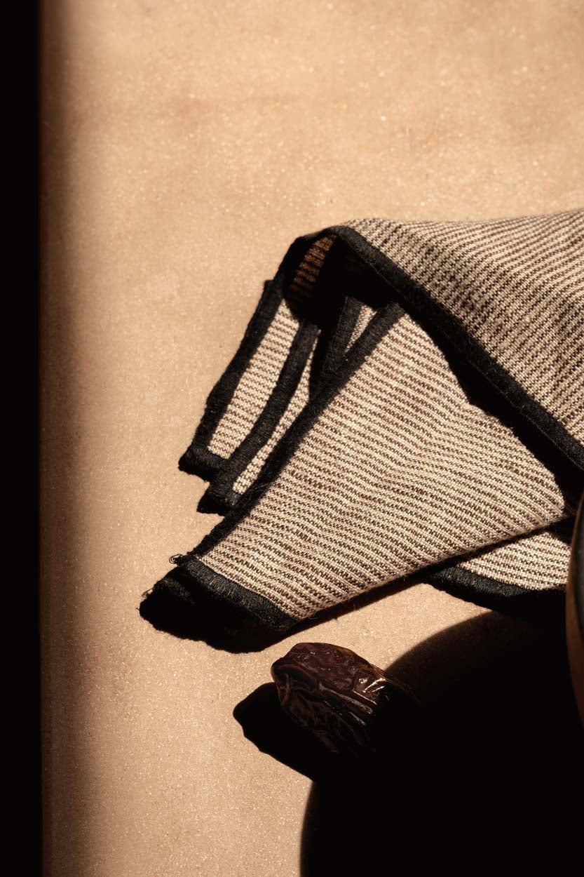 Serviette aus Naturleinen mit Streifen und schwarzem Rand