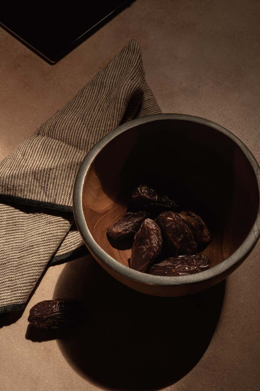 Serviette aus Naturleinen mit Streifen und schwarzem Rand