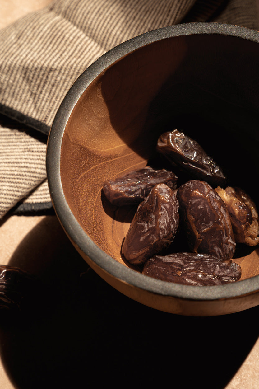 Serviette aus Naturleinen mit Streifen und schwarzem Rand